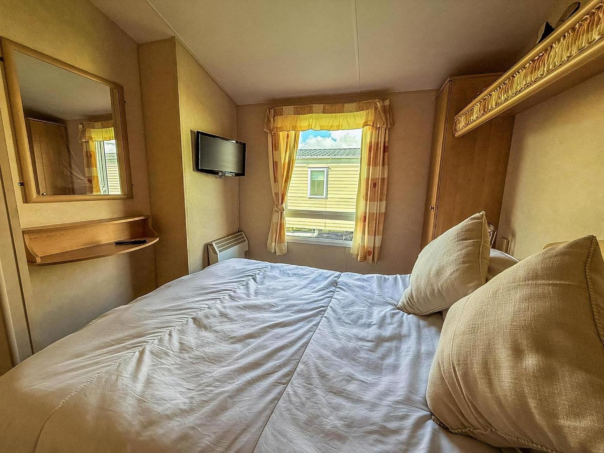 Lovely 6 Berth Caravan At Naze Marine Holiday Park In Essex Ref 17003C Walton-on-the-Naze Exterior foto