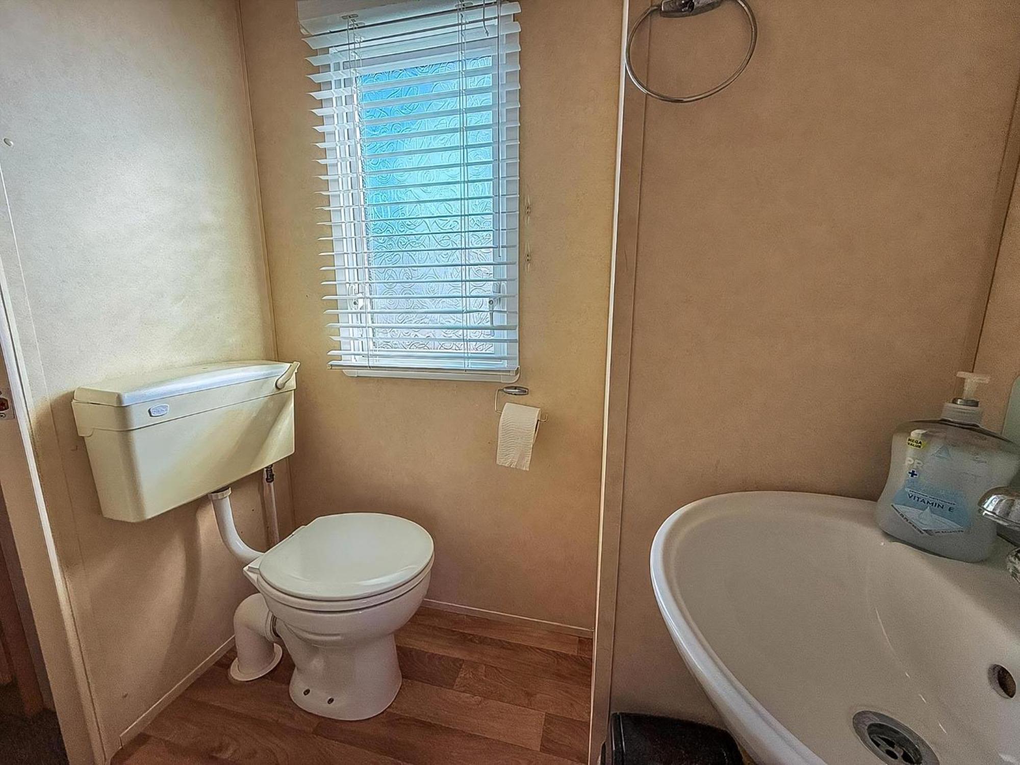 Lovely 6 Berth Caravan At Naze Marine Holiday Park In Essex Ref 17003C Walton-on-the-Naze Exterior foto