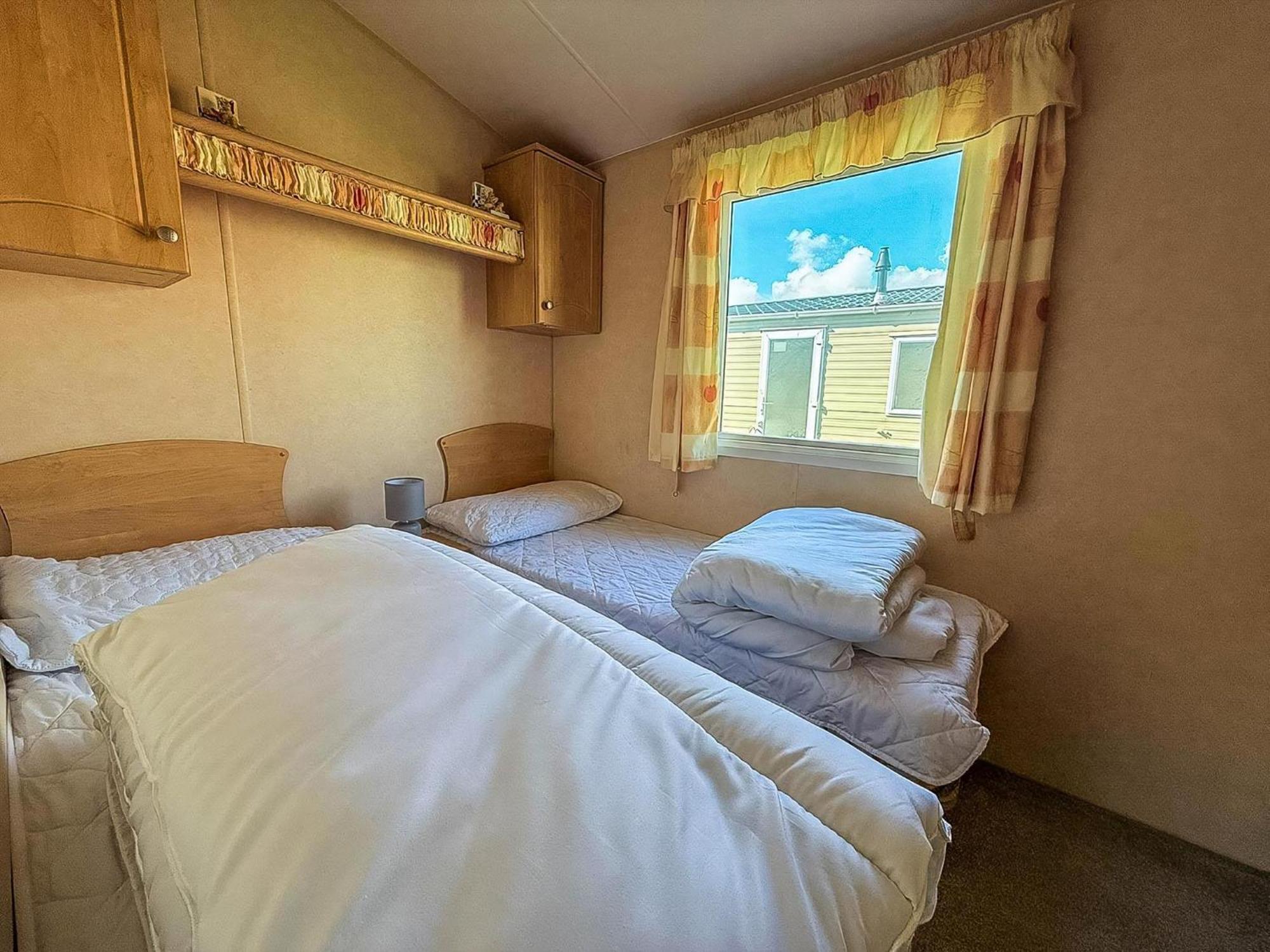 Lovely 6 Berth Caravan At Naze Marine Holiday Park In Essex Ref 17003C Walton-on-the-Naze Exterior foto